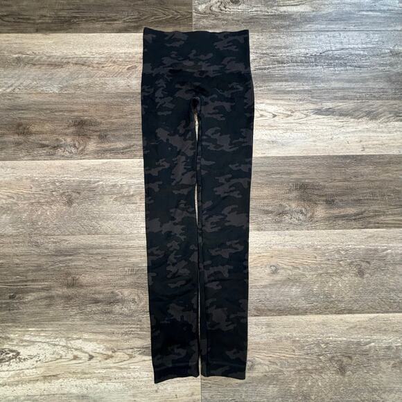 Spanx Look At Me Now Black Green Camo Womens S Stretch Seamless Yoga Leggings - Picture 1 of 10